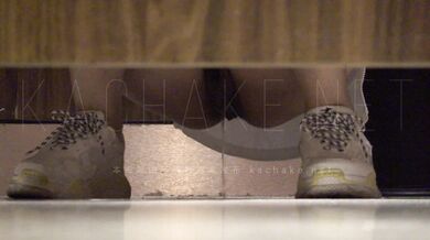 ⚫️⚫️美女如云商场女厕近景特写偸拍超多极品小姐姐方便，先拍私处在同步露脸全身，赏脸赏B视觉盛宴 (4)