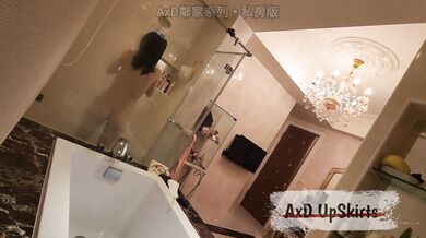 大长假每天趴窗偷窥隔壁家的媳妇洗澡光着身子晃悠 (2)