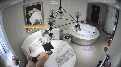 肉感十足丰腴迷人美少妇被上司带到高档酒店，凹凸起伏肉体躺在床上性感撩人顶不住尽情大力抽送搞